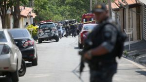 Helicópteros y vehículos blindados fueron desplegados durante la gran operación policial en Brasil contra el Comando Vermelho en las favelas de Penha y Alemão.