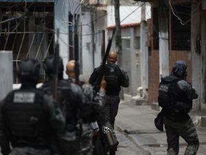 Vecinos de las favelas permanecieron en sus hogares mientras continuaba la gran operación policial en Brasil que dejó decenas de muertos y detenidos.