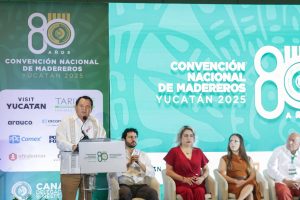 Autoridades y líderes empresariales participan en la ceremonia inaugural, resaltando la importancia de la Convención Nacional de Madereros 2025 para la economía del sureste.