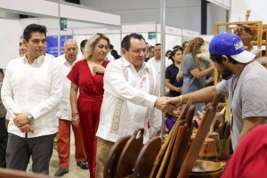 El Gobernador Joaquín Díaz Mena inaugura la Expo Decosureste 2025 en el marco de la convención, destacando el crecimiento de la industria maderera en Yucatán.