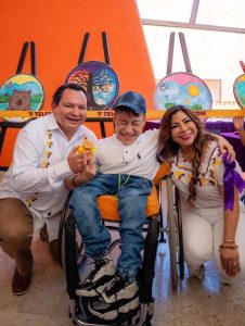 La Maestra Wendy Méndez Naal, presidenta del DIF Yucatán, durante la entrega de aportación adicional al CRIT, acompañando a Díaz Mena en su apoyo al Teletón.