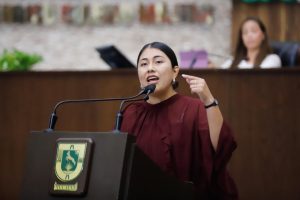 La diputada Clara Rosales durante su intervención en el Congreso, donde afirmó que “cuando llueve, se le cae el maquillaje a la ‘Chula’ Mérida”, en referencia a las fallas del Ayuntamiento.