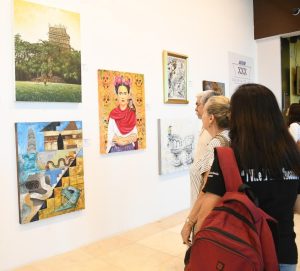 Obras de distintas generaciones se exhiben en “30 Pintores, 30 Años de Exposiciones”, mostrando la riqueza y diversidad del talento artístico de Yucatán.