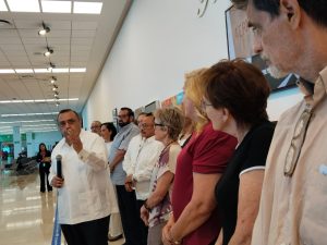 El Lic. Héctor Navarrete Muñoz encabezó la ceremonia de “30 Pintores, 30 Años de Exposiciones”, reafirmando el compromiso del aeropuerto con la promoción del arte yucateco.