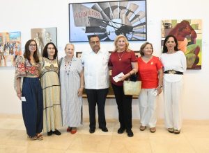 Los artistas participantes celebraron la inauguración de “30 Pintores, 30 Años de Exposiciones”, un evento que llena de color y cultura el Aeropuerto Internacional de Mérida.