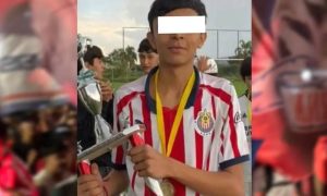 José Eduardo Ramírez, joven seguidor de Chivas, falleció en Guadalajara tras ser agredido previo al clásico tapatío; su muerte conmocionó a la afición y evidenció la creciente violencia en la Liga Mx.