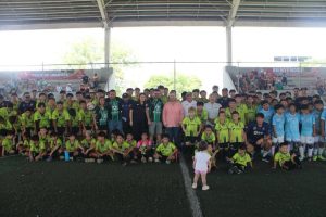 Vecinos y familias celebraron la reapertura de la cancha de fútbol rápido rehabilitada, un nuevo espacio para la convivencia y el talento local.