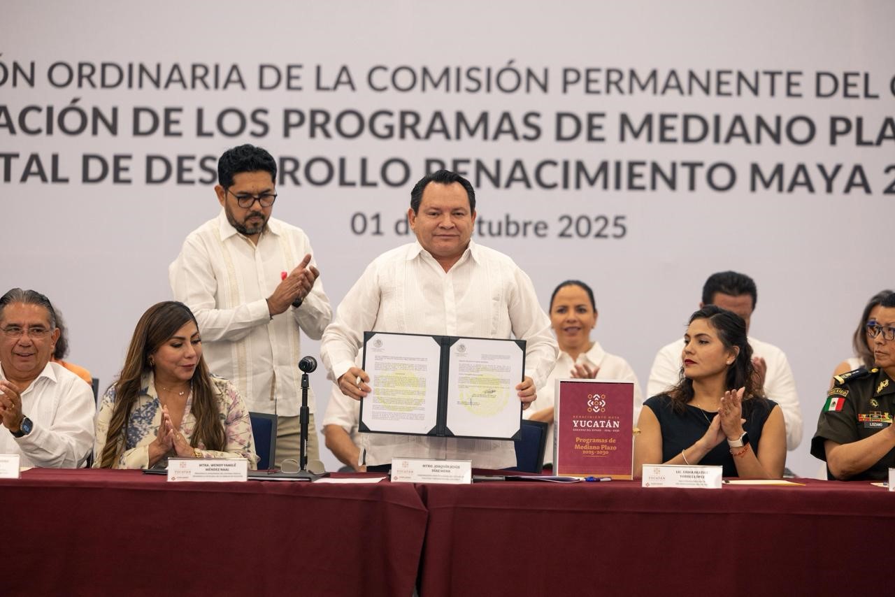 Díaz Mena firmó el Decreto de los Programas a Mediano Plazo del PED Renacimiento Maya