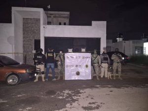 Elementos de la MARINA, Ejército y SSP realizaron el cateo en una vivienda del fraccionamiento Puerta del Sol, donde hubo dos detenidos y droga asegurada en Kanasín.
