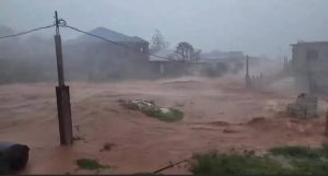 Calles completamente inundadas y viviendas destruidas tras el paso del huracán categoría 5 Melissa, que dejó devastación en Jamaica y causó severos daños en el suroeste de la isla.