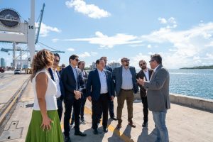 El gobernador Joaquín Díaz Mena durante su visita al Puerto de Miami, donde Yucatán construye alianzas globales para fortalecer su infraestructura marítima y turística.