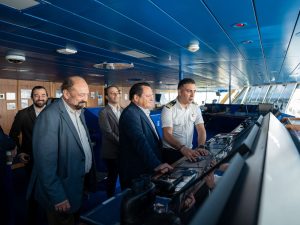 Díaz Mena recorre el buque Carnival Sunrise en el Puerto de Miami, símbolo del intercambio internacional con el que Yucatán construye alianzas globales para impulsar el turismo y la conectividad marítima.