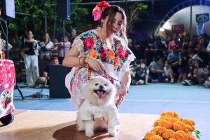 Familias meridanas encendieron velas y colocaron fotografías en el altar principal durante el Pixán Peek 2025, reafirmando que todo un éxito el Pixán Peek fue un homenaje lleno de amor y recuerdo.