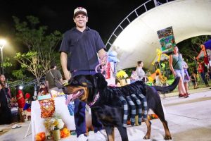 El Parque La Plancha se iluminó con cientos de veladoras y flores, creando un ambiente mágico que reflejó por qué fue todo un éxito el Pixán Peek en el Festival de las Ánimas 2025.
