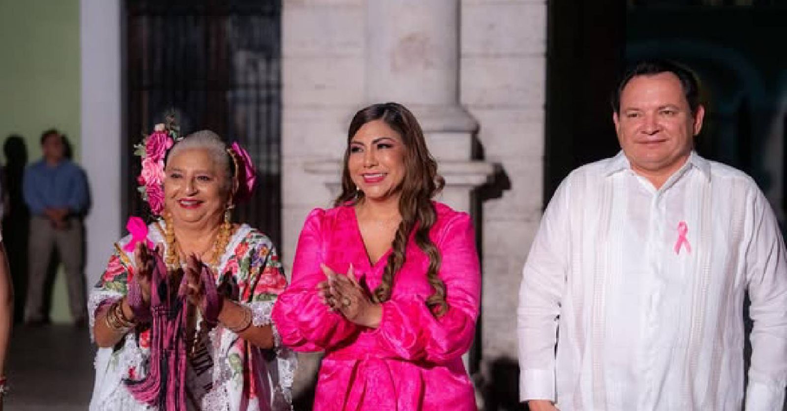 Palacio de Gobierno se iluminó de rosa símbolo de esperanza