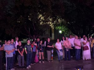 Autoridades y líderes comunitarios se unieron al encendido de luces rosas, promoviendo la concienciación y participación activa en la Lucha contra el Cáncer de Mama.