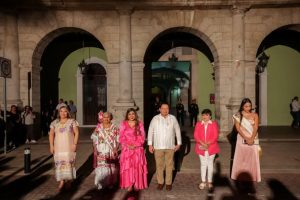 Autoridades y embajadoras participan en la ceremonia del Palacio de Gobierno iluminado de rosa, promoviendo la prevención del cáncer de mama.