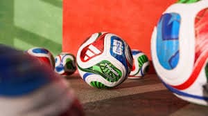 Con tonos rojo, verde y azul, el balón oficial del Mundial 2026, Trionda, simboliza la energía y unión de los tres países sede del torneo.