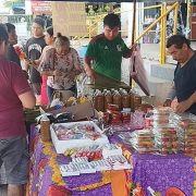 Aromas, colores y tradición llenan la Central de Abastos por el Día de Muertos