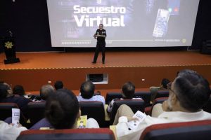 Participantes de distintos sectores empresariales atentos a las recomendaciones de la Coordinación contra el fraude y la extorsión, fortaleciendo la seguridad en sus negocios.