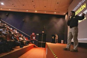 Expertos de la Unidad Especializada en el Combate al Secuestro (UECS) de la FGE brindando consejos sobre cómo identificar y reportar fraudes y extorsiones en Yucatán.