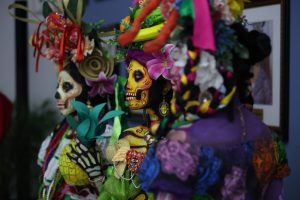 Detalles del Desfile de Catrinas en Mérida: recorrido de la Plaza Grande al Parque de la Plancha, con contingentes, espectáculos y una amplia oferta gastronómica.