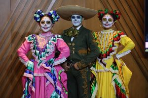 Zanqueros, mojigangas, personajes de la lotería mexicana y alebrijes llenarán de color el Centro Histórico en durante el Desfile de Catrinas en Mérida.
