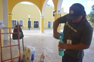 Entre estructuras, fogones y pasillos vacíos, el amanecer tras la multitud muestra a los héroes anónimos que preparan la feria para un nuevo día en Xmatkuil 2025.