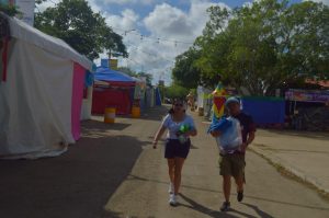 El amanecer tras la multitud revela el trabajo incansable del equipo de limpieza que devuelve el brillo a Xmatkuil 2025 tras una noche histórica.