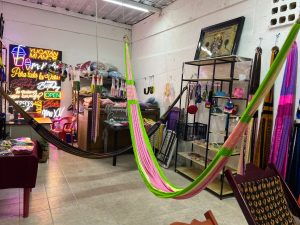 Hamacas artesanales y productos tejidos dentro del Cereso de Mérida cautivan a los visitantes de X´Matkuil 2025 por su calidad y autenticidad.