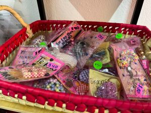 Internos del Cereso de Mérida muestran con orgullo las artesanías que elaboran a mano para X´Matkuil 2025, destacando su talento y dedicación en cada pieza.