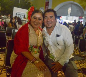 Las 565 parejas participantes disfrutan entre música, luces y celebración durante las Bodas del Renacimiento Maya 2025 en Xmatkuil.