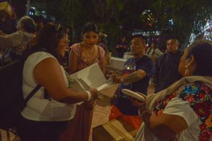 Parejas celebran su unión durante las Bodas del Renacimiento Maya 2025 en Xmatkuil, en una noche llena de tradición y alegría familiar.