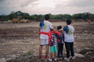 El nuevo Campo de fútbol para fomentar deporte en Buctzotz avanza con infraestructura moderna que beneficiará a niñas, niños y jóvenes del municipio.