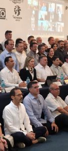 Claudia González Góngora, presidenta del CCE Yucatán, explica los efectos del incremento al impuesto durante el encuentro con medios.