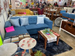 Expositores yucatecos muestran lo mejor de su talento dentro del Mercadito Canacintra, uno de los espacios más visitados de la Feria Yucatán X’Matkuil 2025.