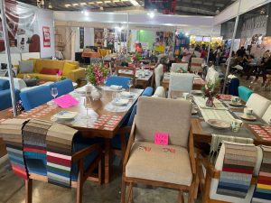 Mueblería La Guadalupana mantiene su tradición en X’Matkuil con muebles de pino y parota que han tenido gran demanda durante la feria.