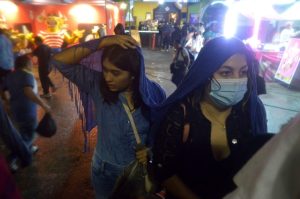 Familias buscan refugio entre las naves mientras disfrutan la magia de X’Matkuil 2025 bajo la lluvia de Chaac.