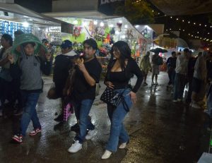 “La inesperada lluvia de Chaac sorprende a cientos de visitantes durante la noche en X’Matkuil 2025.”