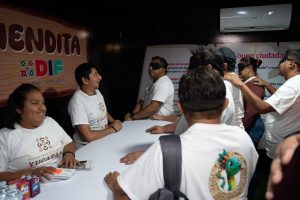 Participantes recorren el túnel sensorial de “Renacer en la Oscuridad”, viviendo de primera mano los desafíos cotidianos de la discapacidad visual.