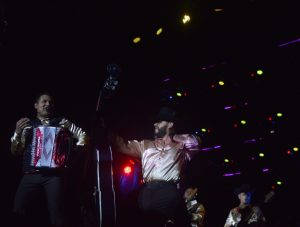 Edwin Luna y La Trakalosa de Monterrey hicieron vibrar el Centro de Espectáculos Montejo con una presentación llena de energía, emociones y un público que no dejó de cantar durante toda la noche.