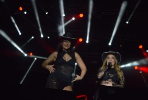 La Kprichosas encendieron el escenario con su estilo fresco y poderoso, conquistando al público desde los primeros minutos de la noche.