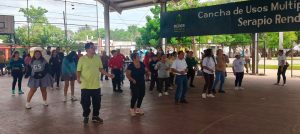 Con entusiasmo, vecinos participaron en la clase de zumba como parte de las actividades de La Feria de la Salud llegó a la Serapio Rendón, promoviendo el bienestar físico y la convivencia familiar.