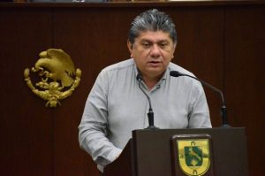 Gaspar Quintal Parra durante la presentación de la iniciativa que busca garantizar derechos laborales y equidad para mujeres con endometriosis en Yucatán.