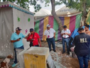 Personal de emergencia asegura el área tras el incidente en área de carga durante la Feria Xmatkuil 2025.