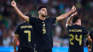 El delantero del Fulham, Raúl Jiménez recibió premio especial otorgado por la Concacaf, gracias al apoyo de los aficionados que votaron por su gol como el mejor del año en la región.