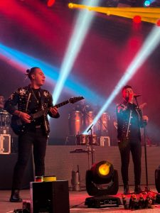 El escenario de X’Matkuil brilló entre luces y cumbia mientras Junior Klan hizo estallar la energía del público en una noche única.
