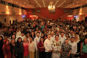 Ciudadanos y líderes comunitarios se dan cita para respaldar el Primer Informe Legislativo de Jessica Saiden en un ambiente de participación y unidad.