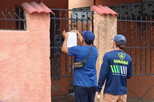 Elementos de la UPA durante el operativo en el que rescataron a cuatro perritos abandonados tras una denuncia ciudadana.