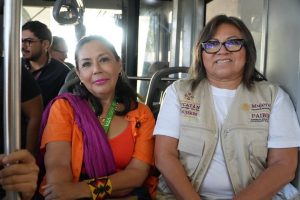 Funcionarias de Semujeres informan a mujeres usuarias sobre la estrategia “Ko´olel Salva, Muévete Segura´´ en transporte público, durante el recorrido de brigadas en el sistema Va y Ven.